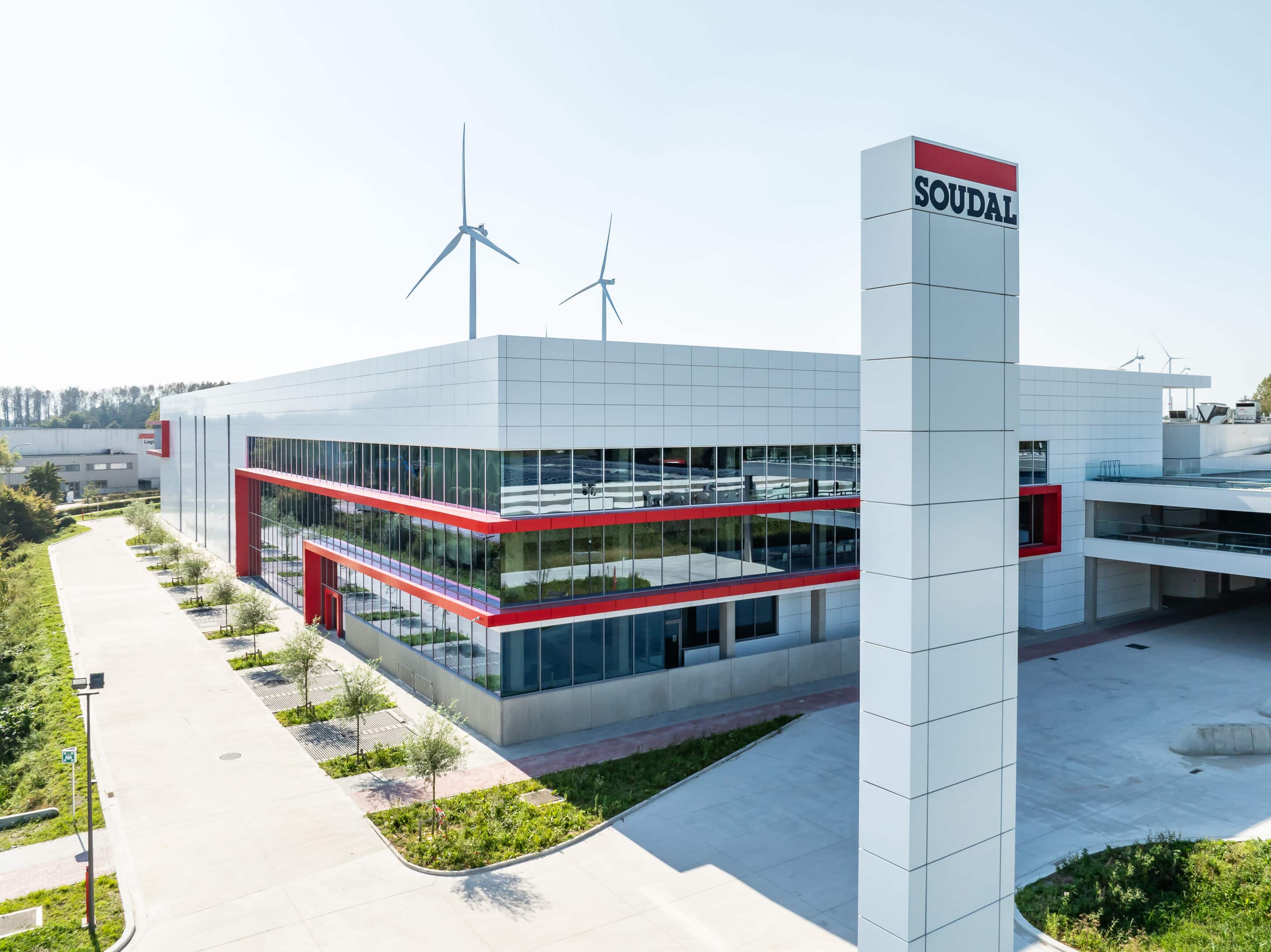 Gevelbekleding in composiet, kleuren rood en wit.  plant 5 Soudal Turnhout